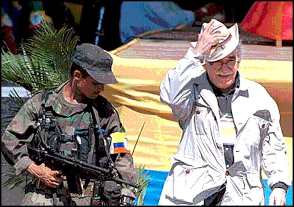 Gabriel Garc&iacute;a
              M&aacute;rquez and a leftist FARC guerrilla at peace talks
              in Colombia, January 8, 1999