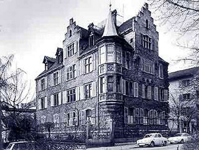 four-story Victorian-era German-looking
              mansion near downtown Z&uuml;rich, former Jung Institute
              on Gemeinde Strasse