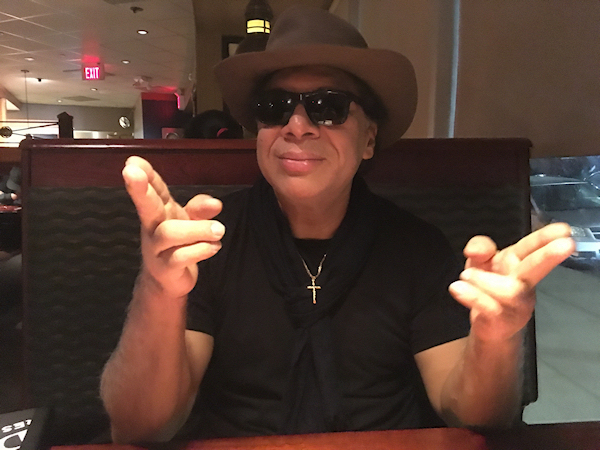 with brown felt cowboy hat, dark
              glasses and a cross hanging aginst a black shirt, Robbie
              unfortunately looks like his drug-trafficking countryman
              Pablo Escobar