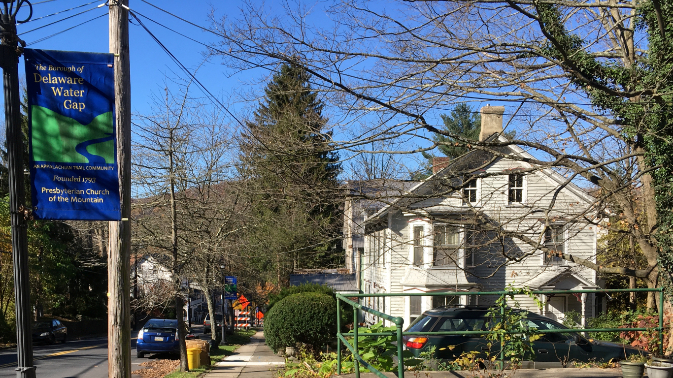 big white house and a pretty blue
              banner announcing the town of Delaware Water Gap